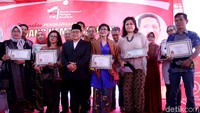 Ketua Komite Nasional Penegak Konstitusi Muhaimin Iskandar (Cak Imin) memberikan penghargaan kepada belasan tokoh yang dianggap sebagai pejuang kemanusiaan.