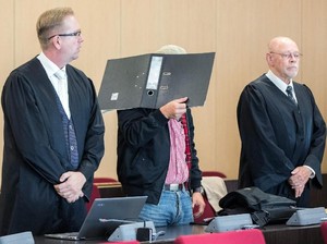 Terdakwa Neo-Nazi Dibebaskan dari Kasus Pengeboman, Publik Marah