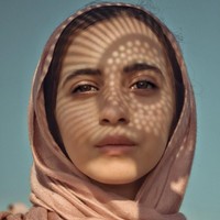 Selfie kreatif lainnya datang dari akun Twitter @fatthalla77. Foto ini memiliki efek bayangan motif grafis yang cantik. Foto: Twitter