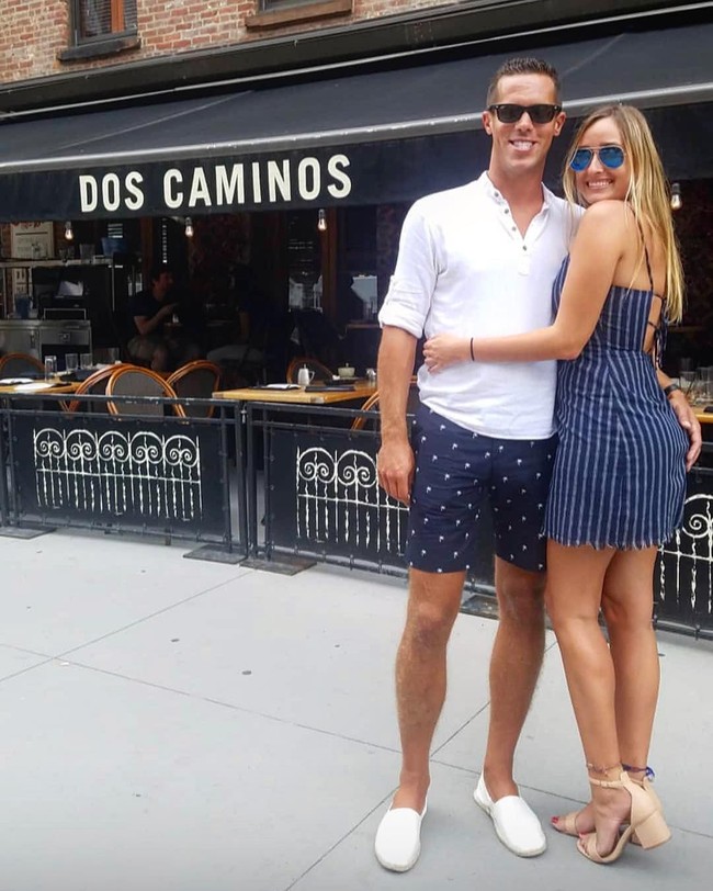 Yang lucu adalah ketika kamu kembali ke teman-teman lama kami mereka terkejut melihat kami masih sama, kecuali kami hampir tidak pernah berhenti tersenyum, tambah Sarah. Foto: Instagram @scubalot