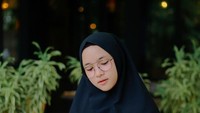 Kini penyanyi gambus itu malah semakin cantik dan stylish banget. Foto: Instagram/nissa_sabyan