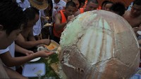 Ini dia es krim bola raksasa. Beratnya mencapai 100 kg dan berdiameter sebesar 1 meter. Es krim ini dibuat di Qingyuan, Cina Selatan khusus dibagikan untuk para turis. Foto: Istimewa
