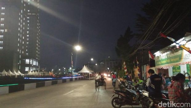 Uji Bau, Ketua DPRD DKI Makan Tongseng di Pinggir Kali Item