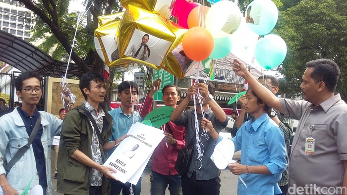 Gambar Anies, AHY, hingga Puan Maharani Terbang dari KPU