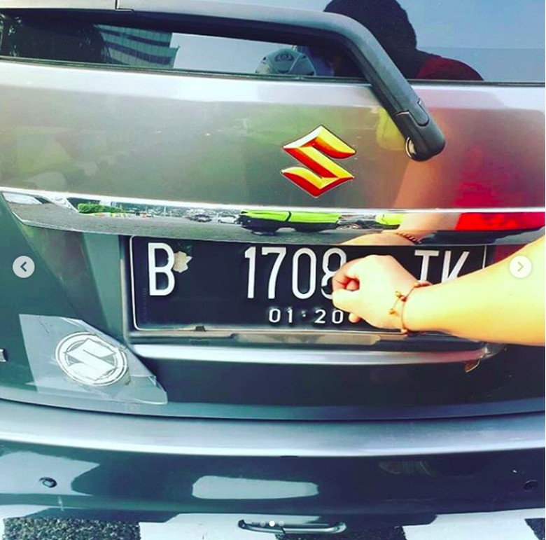 Pelat nomor dilakban supaya bisa melintas di jalur ganjil-genap. Foto: Screenshot Instagram Pelat nomor dilakban supaya bisa melintas di jalur ganjil-genap. Foto: Screenshot Instagram