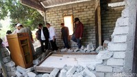 Fahri bersama anggota DPR lainnya mengunjungi reruntuhan rumah warga yang hancur akibat gempa.