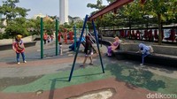 Warga dan wisatawan diharap bisa lebih peduli dengan lingkungan terutama fasilitas umum seperti alun-alun.