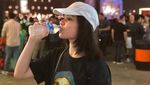 Intip Pose Manis Vokalis Geisha, Regina Poetiray Saat Cicip Minuman