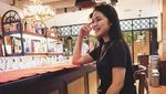 Intip Pose Manis Vokalis Geisha, Regina Poetiray Saat Cicip Minuman