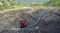 Warga menyedot air dari lubang yang dibuat di dasar Sungai Laran untuk kebutuhan rumah tangga di Karangsambung, Kabupaten Kebumen, Jawa Tengah. Badan Penanggulangan Bencana Daerah (BPBD) setempat menyebutkan sebanyak 16 desa di 8 kecamatan di Kebumen mengalami krisis air bersih di musim kemarau ini. Antara Foto/Aditya Pradana Putra.