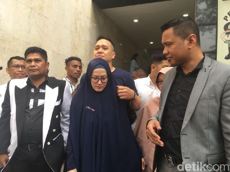 Foto: Artis Lyra Virna mendatangi Polda Metro Jaya. (Arief-detikcom) Foto: Artis Lyra Virna mendatangi Polda Metro Jaya. (Arief-detikcom)