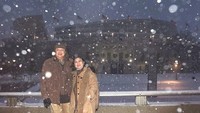 Dinginnya salju musim dingin, kalau dinikmati berdua dengan orang tercinta pasti beda rasanya. Yang ini mereka berada di Stadion Soldier Field, Chicago (@aniyudhoyono/Instagram)
