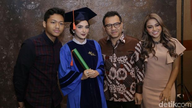 5 Artis Ini Punya Anak Banyak, Siapa Saja?
