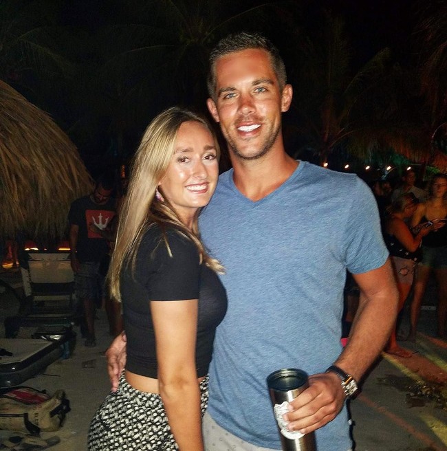 Sarah Solomon dan kekasihnya Tim Mason adalah pasangan berusia 20 tahunan. Tak seperti anak muda kebanyakan yang sedang mengejar karier dan berusaha beli mobil atau rumah, pasangan ini memutuskan untuk meninggalkan pekerjaan untuk keliling dunia. Foto: Instagram @scubalot