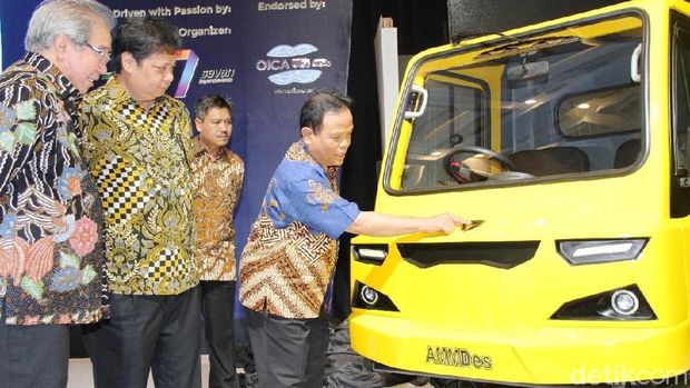 Menperin Airlangga Hartarto  bersama Ketua I Gaikindo Jongkie D Sugiarto mendengarkan penjelasan dari Direktur PT Kiat Inovasi Indonesia, Sukiyat (kanan) mengenai pengembangan Alat Mekanis Multiguna Pedesaan (AMMDes) ketika meninjau persiapan pembukaan GIIAS 2018 di ICE BSD City, Tangerang, Banten, 1 Agustus 2018.