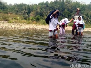 Pelajar Sukabumi Terobos Sungai, Warga Berharap Ada Jembatan
