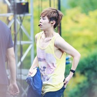 Pernah mengalami kegemukan sebelum debut, Xiumin akhirnya diet ketat sampai badannya kurus kering. Penampakan tubuh kurus Xiumin membuat penggemarnya khawatir. Foto: Dok. Koreaboo