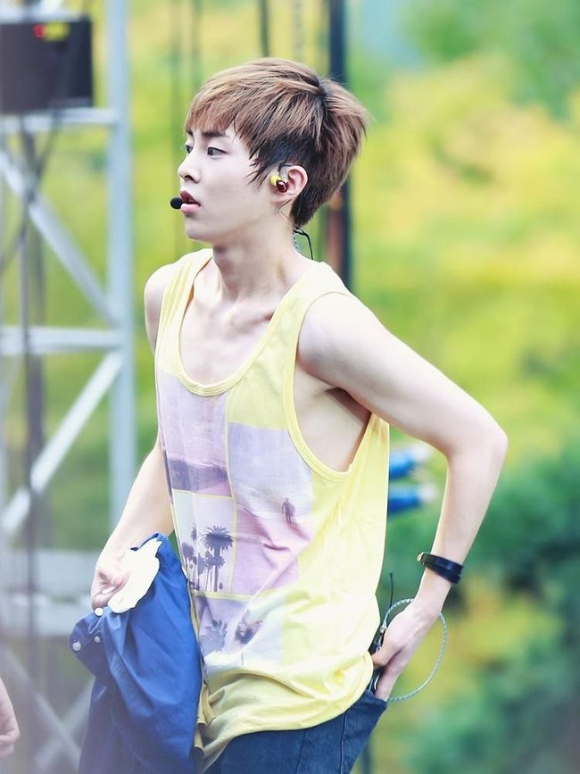 Pernah mengalami kegemukan sebelum debut, Xiumin akhirnya diet ketat sampai badannya kurus kering. Penampakan tubuh kurus Xiumin membuat penggemarnya khawatir. Foto: Dok. Koreaboo