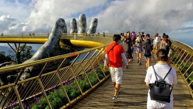 Jembatan emas di Ba Na Hills, Vietnam (Linh Pham/AFP) Jembatan emas di Ba Na Hills, Vietnam (Linh Pham/AFP)