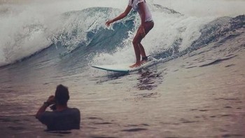 Jadi tukang foto saat saat pacar sedang surfing. Foto: bored panda