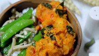 Tumis jamur kacang kapri dengan ditemani udang goreng telur asin sangat pas jadi sajian makan siang hari ini. Foto: Instagram @indonesiafoodjourney