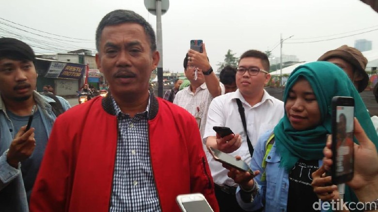Uji Bau, Ketua DPRD DKI Makan Tongseng di Pinggir Kali Item Uji Bau, Ketua DPRD DKI Makan Tongseng di Pinggir Kali Item