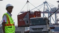Para petugas Pelni melakulan observasi di lokasi tersebut guna melakukan evaluasi terhadap pelayanan Pelni kepada penumpang kapal, mulai  dari aktivitas bongkar muat,  gudang logistik hingga kesiapan di area pintu masuk penumpang.