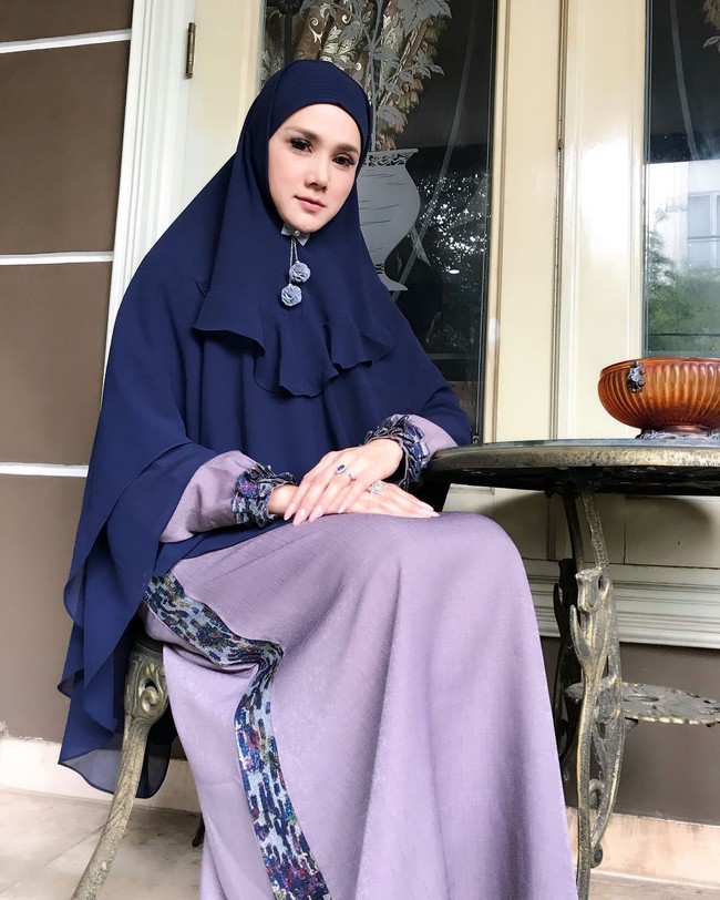 Mulan juga mulai sering mengenakan hijab syari. Menemani sang suami Ahmad Dhani yang terjun di dunia politik, Mulan tampak sedang mengubah image menjadi lebih Islami. Foto: Instagram/Mulan Jameela