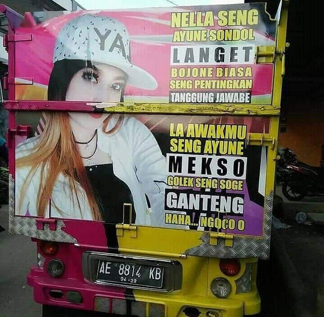 Lagi-lagi pedangdut Nella Karisma jadi korban lukisan di belakang truk. Nella yang cantiknya sampai ke langit, suaminya biasa saja, yang penting tanggung jawabnya. Lah kamu yang cantiknya maksa cari yang kaya, yang ganteng, hahaha ngaco Foto: Instagram @bokongtruk.id