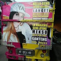 Lagi-lagi pedangdut Nella Karisma jadi korban lukisan di belakang truk. Nella yang cantiknya sampai ke langit, suaminya biasa saja, yang penting tanggung jawabnya. Lah kamu yang cantiknya maksa cari yang kaya, yang ganteng, hahaha ngaco Foto: Instagram @bokongtruk.id