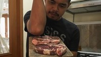 Wah, ternyata Bepe juga sempat terkena demam Salt Bae nih. Pose menaburkan garam ke daging, jadi gaya bepe yang lucu. Foto: Instagram @thenekatchef