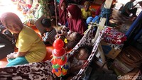 Orang tua hingga anak-anak bertumpuk di dalam tenda tersebut untuk beristirahat.