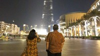 Pakai batik di luar negeri, kenapa tidak? SBY dan Ani Yudhoyono kompak berbatik sambil menyaksikan air mancur menari di Burj Khalifa (@aniyudhoyono/Instagram)
