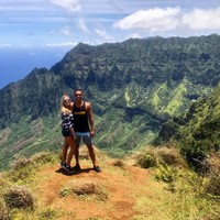 Kini Sarah dan Tim tinggal dan bekerja di Kaui, Hawaii. Sarah biasanya mengerjakan proyek terkait PR dengan klien di New York dan Tim sebagai instruktur scuba. Mereka juga sering liburan ke berbagai tempat, termasuk Bali, Indonesia. Foto: Instagram @wanderingpublicist