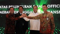 Menteri Pendayagunaan Aparatur Negara dan Reformasi Birokrasi Asman Abnur, Menteri Desa PDTT Eko Putro Sandjojo, Wakil Direktur Utama BNI Herry Sidharta, Sekretaris Jenderal Kemendes PDTT Anwar Sanusi, Direktur Hubungan Kelembagaan BNI Adi Sulistyowati, dan salah satu staf Kementerian Desa PDTT pada acara Peluncuran Smart Office di lingkungan kerja Kemendes PDTT, di Jakarta, Rabu (01/08/2018).