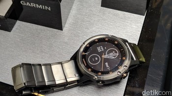 Ini Fenix 5X Plus strap titanium. harganya Rp 16,499 juta.  Foto: Adi Fida Rahman/detikINET
