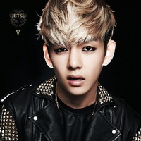 Taehyung alias V dari BTS dulu terlihat sangat kurus dengan pipi tirus saat pertama kali debut di 2013. Foto: Dok. Koreaboo