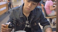 Dengan mengenakan jaket denim, remaja berusia 21 tahun ini terlihat sedang mencicip rice bowl dengan topping daging sapi dan telur. Yummy! Foto: Instagram @ssingss