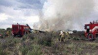 Tubuh pesawat terlihat rusak parah dan asap tebal membumbung di udara. Petugas pemadam kebakaran setempat bertindak cepat dengan melakukan pemadaman api yang menjalar di badan pesawat. Proteccion Civil Durango/via Reuters.