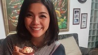 Sekotak cup cakes red velvet jadi camilan Merry. Kuenya banyak, nggak mau bagi-bagi nih? Foto: instagram @merryriana