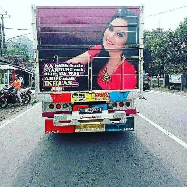 Kali ini Cut Meyriska jadi objek kreatif yang menemani perjalanan supir truk. Aa kalau mau nikah lagi mah silahkan saja, aku ikhlas Foto: Instagram @markusmoa12