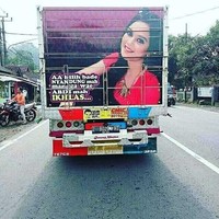 Kali ini Cut Meyriska jadi objek kreatif yang menemani perjalanan supir truk. Aa kalau mau nikah lagi mah silahkan saja, aku ikhlas Foto: Instagram @markusmoa12
