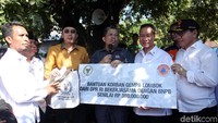 Dalam kunjungan tersebut DPR RI juga memberikan bantuan para korban gempa sebesar Rp 380 juta.
