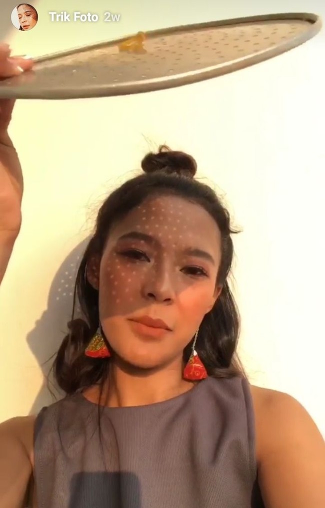 Ruth Dian pun membagikan tipsnya mendapatkan foto cantik tersebut. Ia hanya memakai saringan panci dan bermodalkan sinar matahari sore. Foto: Instagram