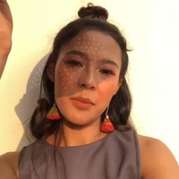 Ruth Dian pun membagikan tipsnya mendapatkan foto cantik tersebut. Ia hanya memakai saringan panci dan bermodalkan sinar matahari sore. Foto: Instagram