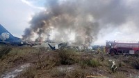 Kecelakaan pesawat terjadi di Durango, Meksiko, Selasa (31/7/2018) waktu setempat. Kecelakaan itu terjadi dekat Bandara Internasional Victoria Guadalupe. Proteccion Civil Durango/via Reuters.