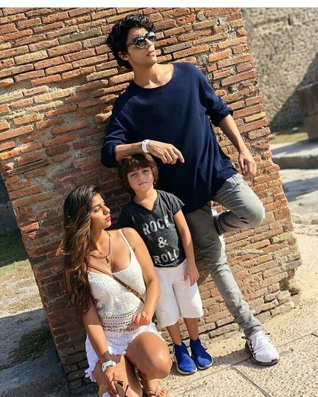 Suhana yang memiliki seorang kakak dan adik laki-laki ini mengaku pernah sampai pada satu masa di mana dia tidak suka jika orang mengetahui dia adalah anak Shah Rukh Khan. “Dia suka ingin memelukku. Dan aku akan mendorongnya masuk ke dalam mobil. Aku tidak suka jadi pusat perhatian, itu membuatku jadi terlalu sadar diri,” katanya lagi. Namun seiring berjalannya waktu Suhana menyadari ayahnya hanyalah ayahnya yang ingin dekat dengan anaknya. Foto: Instagram