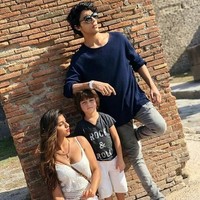 Suhana yang memiliki seorang kakak dan adik laki-laki ini mengaku pernah sampai pada satu masa di mana dia tidak suka jika orang mengetahui dia adalah anak Shah Rukh Khan. “Dia suka ingin memelukku. Dan aku akan mendorongnya masuk ke dalam mobil. Aku tidak suka jadi pusat perhatian, itu membuatku jadi terlalu sadar diri,” katanya lagi. Namun seiring berjalannya waktu Suhana menyadari ayahnya hanyalah ayahnya yang ingin dekat dengan anaknya. Foto: Instagram