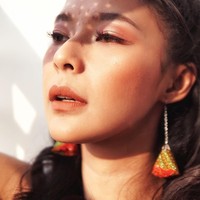  Media sosial membuat banyak orang makin kreatif dalam fotografi. Seperti tren yang muncul belum lama ini. Foto selfie dengan efek bayangan artsy memakai peralatan dapur dan rumah tangga. Seperti apa? Foto: Instagram/@ruthdian