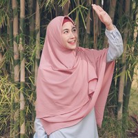 Annisa yang kini mantap berhijab syari juga lebih sering tampil memakai rok atau dress. Aneka khimar beraksen cantik juga sering ia pakai. Busana longgar dan santun adalah kewajiban baginya.  Foto: Instagram Anisa Rahma